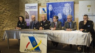 Imatges de la roda de premsa en què s'informa que es dóna per desmantellat un dels ‘punts negres’ de distribució d’articles falsificats a nivell europeu