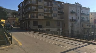Incendi es va produir en un pis al carrer Miquel Martí i Pol. Imatge d'arxiu.