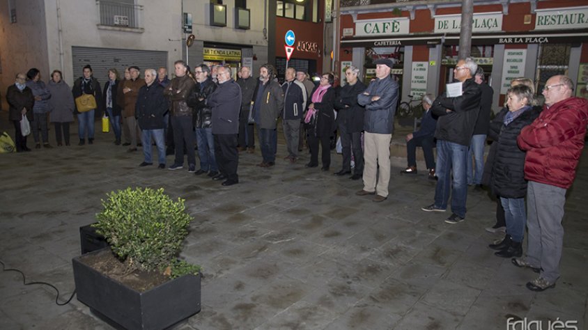 Concentració en suport a Carme Forcadell a la plaça de l'Ajuntament