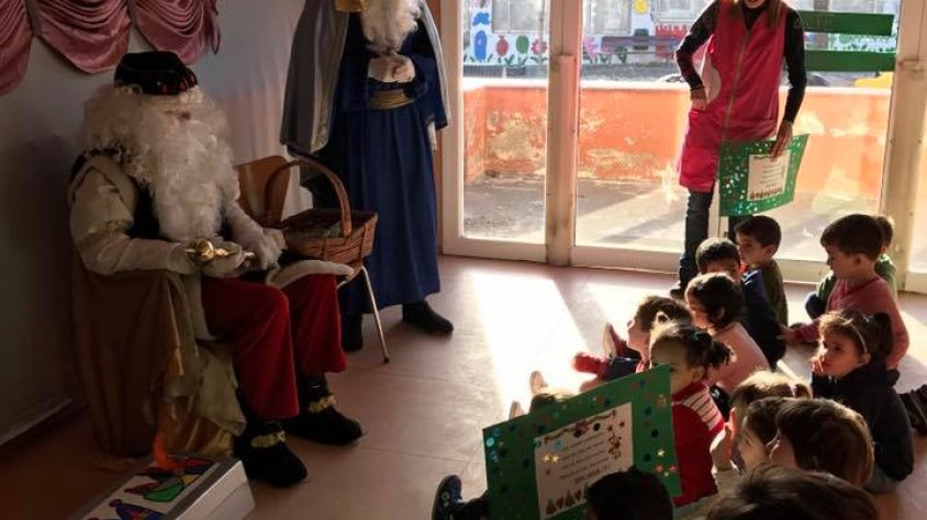 Els patges passen per la Llar d'Infants i l'escola