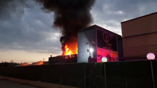 Incendi en una terrassa del Club Paradise