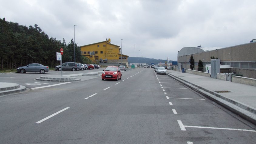 Vista parcial de l’Avinguda Sis d’Octubre, a la zona del Mas del Pla, al sud del casc urbà de la Jonquera