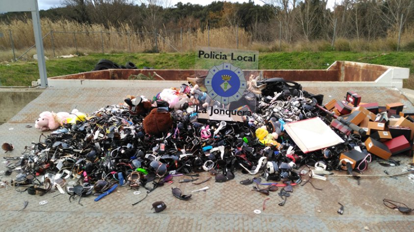 La Policia Local de la Jonquera destrueix 2.707 objectes comissats de la venda ambulant