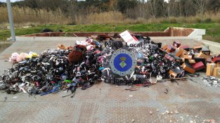 La Policia Local de la Jonquera destrueix 2.707 objectes comissats de la venda ambulant