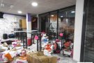 Detinguts tres homes per robar cinc vegades en dos comerços de la Jonquera