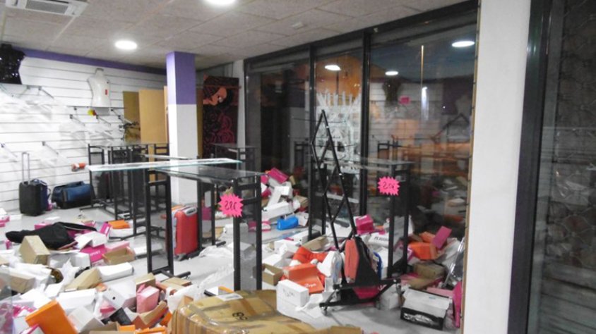 Detinguts tres homes per robar cinc vegades en dos comerços de la Jonquera