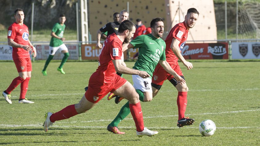 Imatges del partit de 3a divisió entre la Jonquera i el Terrassa