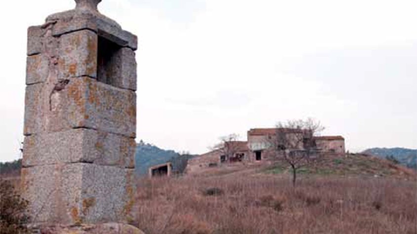 A primer terme l’oratori de la Trinitat i al fons, dalt el turó, el mas de Sant Martí del Forn del vidre (Foto Falgués)