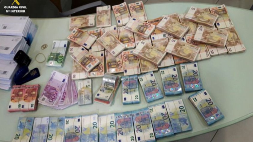 Interceptat a la Jonquera un home que volia creuar la frontera amb 249.500 euros