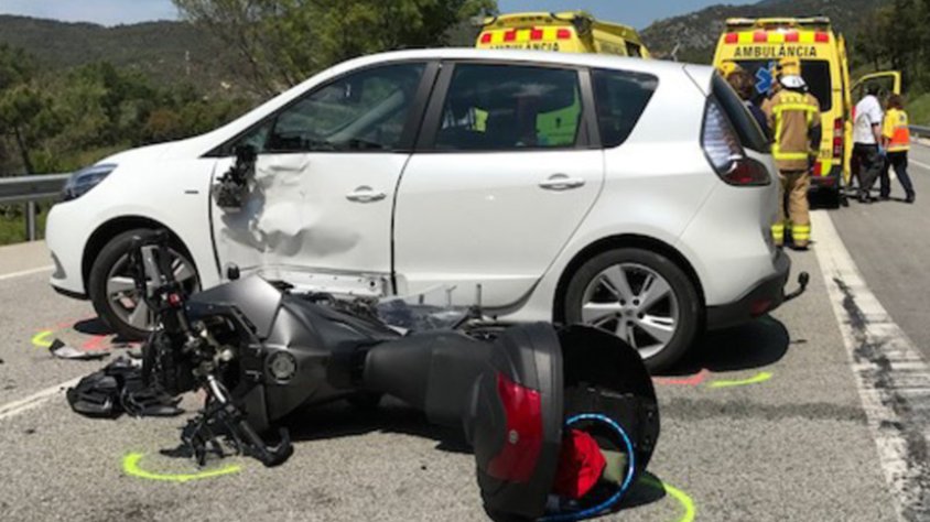 Els dos vehicles implicats en la topada que hi va haver ahir al migdia a tocar del Pertús Foto: ACN.