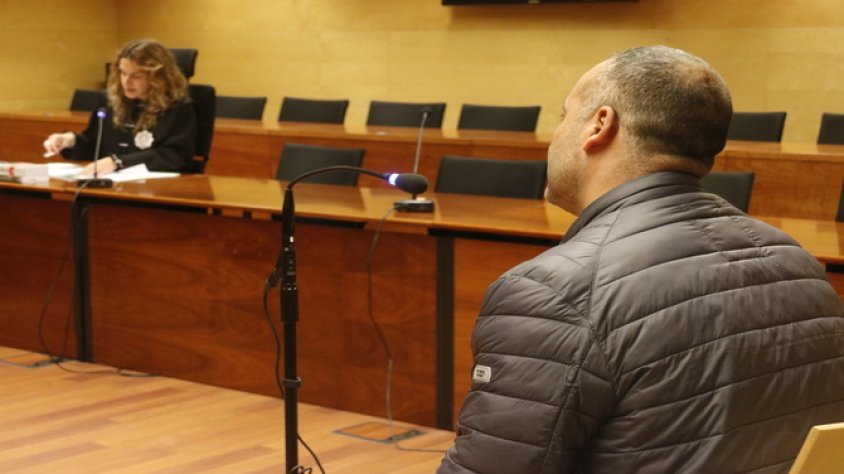 L'acusat de falsificar moneda a la Jonquera, assegut aquest 11 de maig del 2017 a la banqueta de l'Audiència de Girona