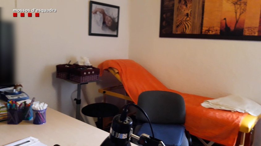 En una altra estança amb característiques  de consulta mèdica es van intervenir deu agulles per a perfusions endovenoses