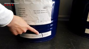 En una altra dependència es va localitzar una màquina d’envasar líquids i dos bidons, de 25 quilograms cadascun