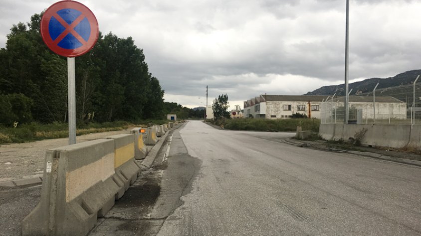 S'acaben els aparcaments caòtics del carrer Canigó gràcies a la instal·lació de les peces de formigo New Jersey.