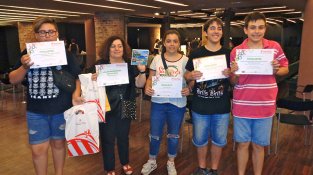 Els quatre alumnes de l’Institut de La Jonquera en el moment de recollir el premi i diploma