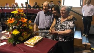 Francesc Ventura Cots i la María Cufí Noguer, amb l'alcaldessa Sònia Martrínez, van ser els encarregats de tallar el pastís commemoratiu