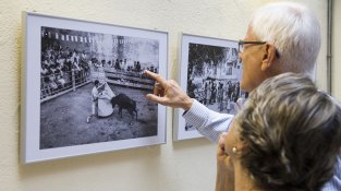 Observant algunes de les fotografies exposades a can Laporta