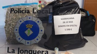 A l'escorcoll del vehicle s'hi van trobar un total de 28,12 quilograms de vegetal presumptament marihuana
