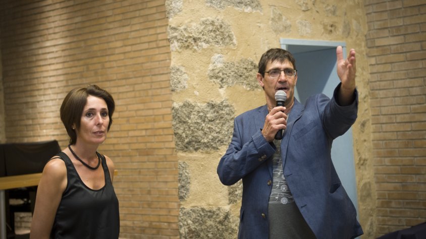 Robin Townsend, autor de l'exposició, i l'alcaldessa Sònia Martínez, en la inauguració de l'exposició