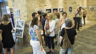 Moment de la inauguració de l'exposició "La Jonquera, de petita vila a població global" a Can Laporta