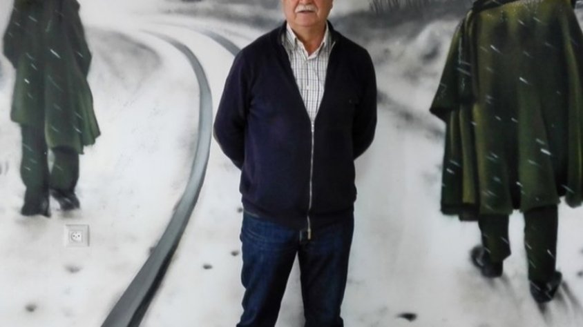 Angel Fonseca davant d’un mural de temàtica de la Guàrdia Civil a la Comandància de Girona