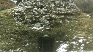 El Pou de la neu, a la falda del cim del Puig Neulós.