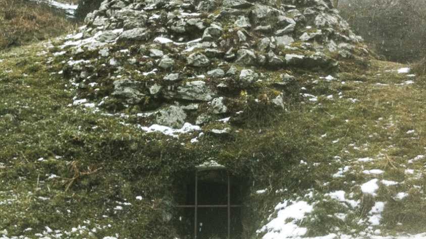 Pou de Neu de Puig Neulós, fotografiat el 28 de febrer de 2013, amb una lleugera cap de neu (Foto: J. Ribas)