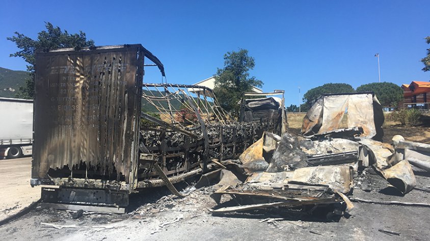 Cremen dos camions a la campa d'importació de la Jonquera