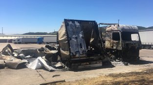 Així han quedat els dos camions incendiats aquesta nit a la campa d'importació de la Jonquera