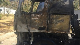 Així ha quedat la cabina de la tractora incendiada aquesta nit a la campa d'importació de la Jonquera