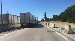 Tornen els estacionaments al bell mig del carrer Canigó