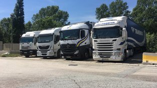 Aprofitant qualsevol escletxa entre les peces de formigó New Jersey per estacionar al polígon Vilella