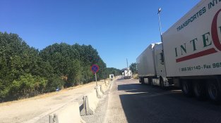 Tornen els estacionaments al bell mig del carrer Canigó