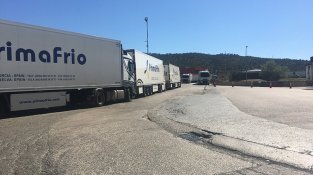 Camions estacionats al carrer Salines del polígon Vilella