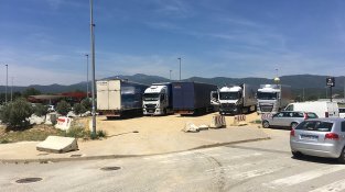 Aprofitant qualsevol escletxa entre les peces de formigó New Jersey per estacionar al polígon Mas Morató