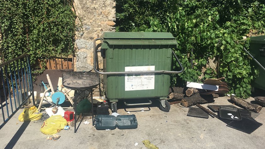 Així estava el contenidor de l'Aparcament del Riu Llobregat aquest cap de setmana passat