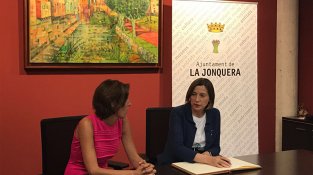 La presidenta del Parlament de Catalunya Carme Forcadell ha visitat avui divendres l'Ajuntament de la Jonquera