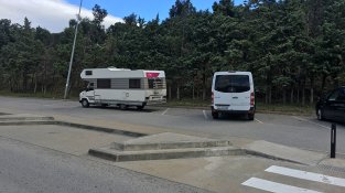 Italians enxampats "infraganti" forçant la porta d'una furgoneta d'ucranians