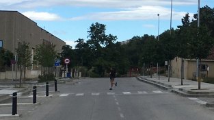 El noi que forçava la porta de la furgoneta es posa a còrrer en direcció nord.