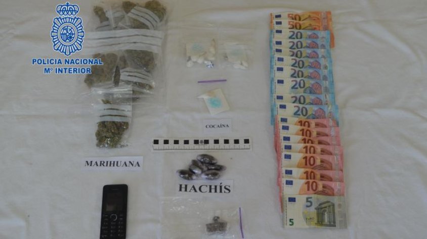 Un narcotraficant llança una bossa amb droga a uns matolls quan la policia el sorprèn
