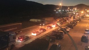 Trànsit molt lent ara mateix a la N-II. La columna de fum ja és inexistent. Foto de les 22.15 h