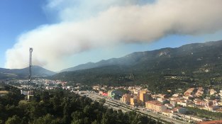 Imatges de les primeres hores de l'incendi des de la Jonquera, torre serrat de la Plaça