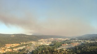 Imatges de les primeres hores de l'incendi des de la Jonquera, torre serrat de la Plaça