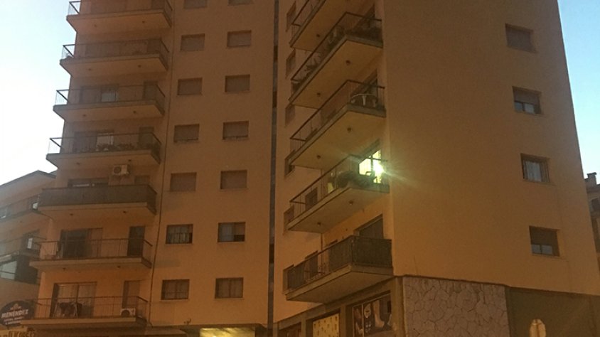 Despreniment de part d'un balcó al carrer Miquel Martí i Pol