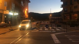 Un dels dos carrils del carrer Miquel Martí i Pol s'ha tallat a la circulació