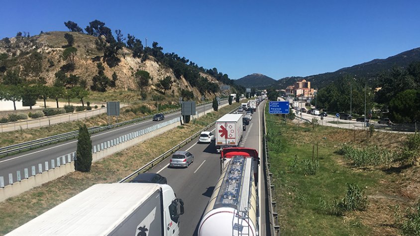 Dissabte de trànsit molt intens a la Jonquera. Vista de l'AP-7 des del pont del camí vell d'Agullana i cementiri