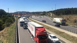 Dissabte de trànsit molt intens a la Jonquera. Vista de l'AP-7 des del pont del camí vell d'Agullana i cementiri