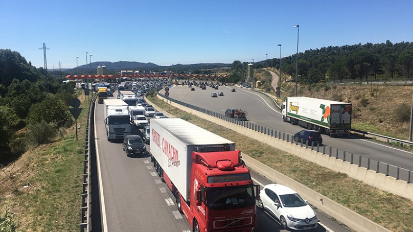 Un camió perd el remolc a l’AP-7. Imatge d'arxiu.