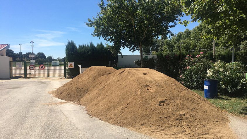 Així estan les obres per instal·lar gespa artificial a Les Forques
