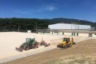 Recta final per instal·lar gespa artificial a Les Forques